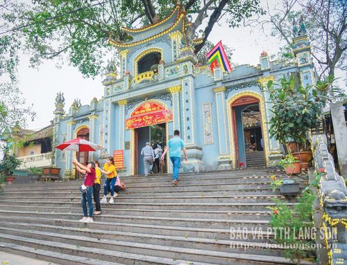 Du khách tham quan và chụp ảnh tại di tích đền Bắc Lệ, xã Tân Thành, tỉnh Lạng Sơn