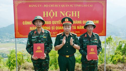 Thiếu tướng Nguyễn Ngọc Ngân, Phó Chủ nhiệm Chính trị Quân khu 2 trao quyết định thăng quân hàm cấp Thượng tá.