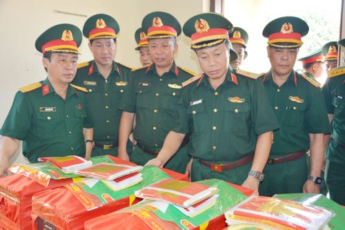 Đoàn công tác thắp hương, tưởng niệm các liệt sĩ.