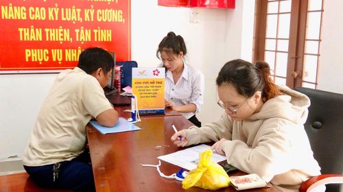 Người dân phường La Gi được hỗ trợ tiếp nhận hồ sơ trực tuyến