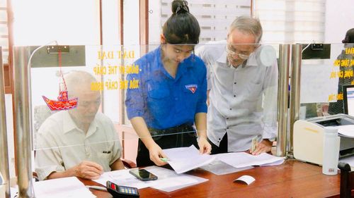 Đoàn viên thanh niên hỗ trợ người dân sử dụng hiệu quả dịch vụ công trực tuyến