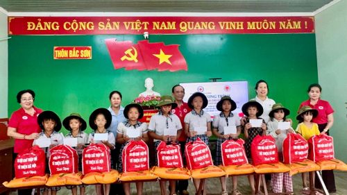 Tặng quà, học bổng cho trẻ em có hoàn cảnh khó khăn tại xã Lương Sơn