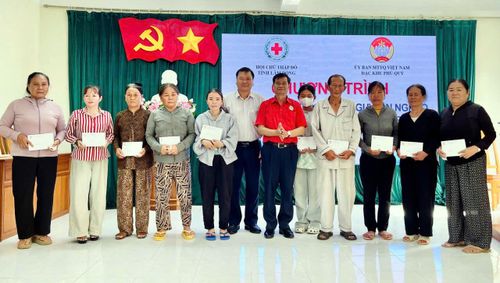 Trao mô hình sinh kế cho ngư dân có hoàn cảnh khó khăn tại Đặc khu Phú Quý