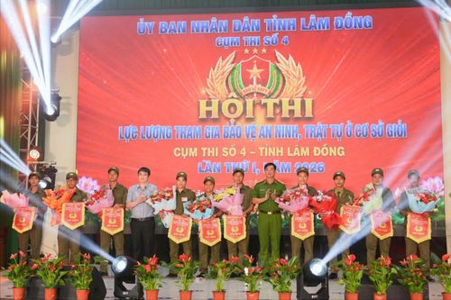 Tặng hoa và cờ lưu niệm cho các đội thi