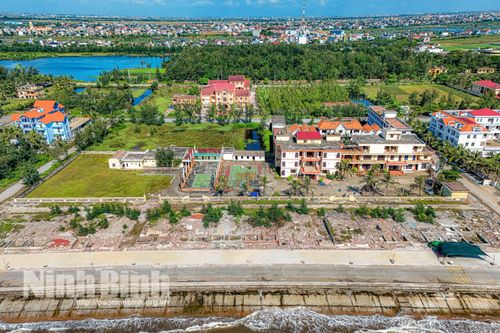 Khu du lịch biển Quất Lâm được hình thành từ năm 1997, mỗi năm đón hàng vạn lượt khách du lịch trong và ngoài tỉnh về tắm biển, nghỉ dưỡng, góp phần phát triển kinh tế - xã hội của địa phương.