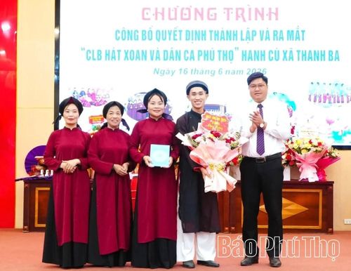 Lãnh đạo UBND xã Thanh Ba tặng hoa chúc mừng CLB.