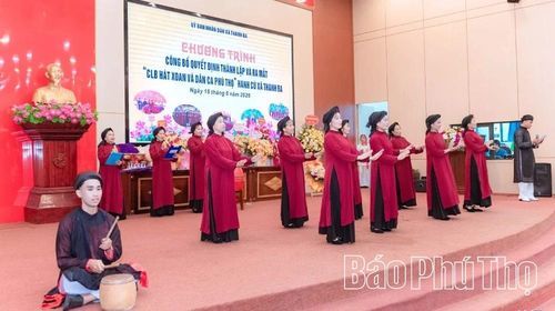 CLB Hát Xoan và Dân ca Phú Thọ Hanh Cù, xã Thanh Ba biểu diễn tiết mục Hát Xoan tại lễ ra mắt.