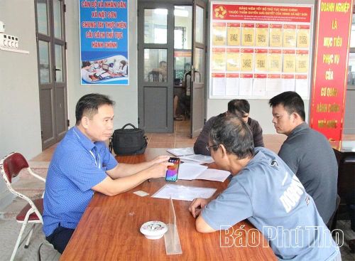Mặc dù còn thiếu cán bộ, xã Nật Sơn vẫn bố trí cán bộ chuyên trách hướng dẫn người dân thực hiện dịch vụ công trực tuyến.