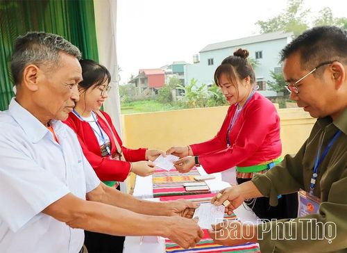 Mặc dù còn thiếu cán bộ ở nhiều vị trí nhưng đội ngũ cán bộ xã Mường Vang luôn nêu cao tinh thần trách nhiệm, nỗ lực hoàn thành tốt nhiệm vụ được giao.