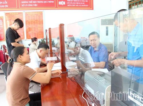 Phát huy tinh thần trách nhiệm, cán bộ UBND xã Mường Động làm thêm giờ để giải quyết công việc phục vụ Nhân dân.