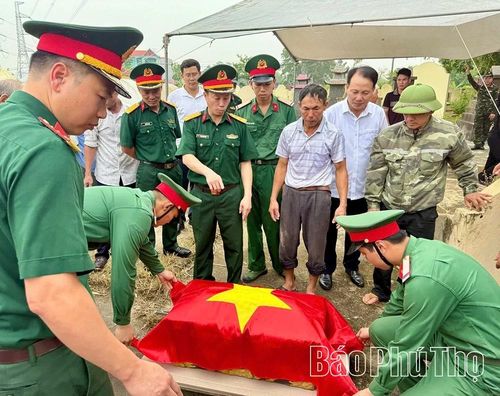 Các đồng chí tiêu binh phủ Quốc kỳ lên hài cốt liệt sĩ theo đúng quy định, đảm bảo trang nghiêm.