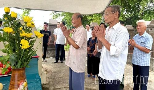 Thân nhân liệt sĩ Đỗ Văn Kỳ thực hiện các nghi lễ để đón hài cốt liệt sĩ về với gia đình.