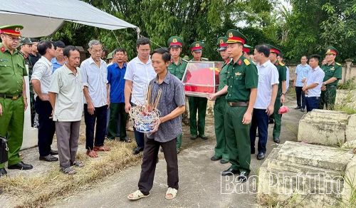 Hài cốt liệt sĩ Đỗ Văn Kỳ được đưa từ nghĩa trang nhân dân thôn Hương Đình về quê nhà tại xã Vĩnh An.