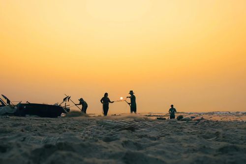 Thoăn thoắt những nhịp lưới sớm mai