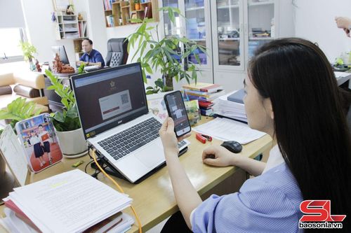 Cán bộ, công chức Sở Tư pháp tham gia khóa học qua nền tảng “Bình dân học vụ số”.