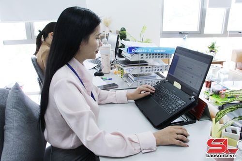 Cán bộ công chức Sở Tư pháp tiếp nhận hồ sơ, giải quyết thủ tục hành chính trực tuyến.