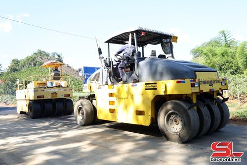Công ty TNHH MTV Hữu Hảo Tây Bắc thi công sửa chữa hư hỏng nền, mặt đường đoạn Km44 - Km50 trên tuyến quốc lộ 6C.