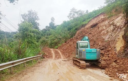 Khẩn trương xử lý các vị trí sạt lở, đảm bảo thông xe tạm thời trên tuyến ĐT.258C.