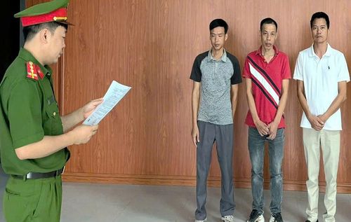 Các bị can Nguyễn Văn Mậu, Nguyễn Mạnh Dương và Lưu Tiến Huy (từ trái qua phải) tại cơ quan công an (Ảnh: Việt Hà).