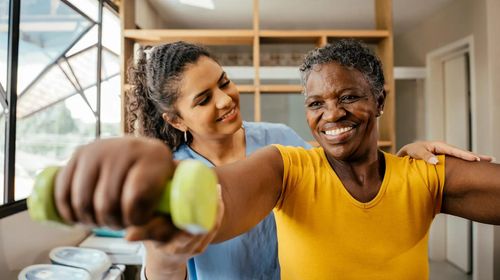 Chuyên gia vật lý trị liệu được xem là nghề nghiệp an toàn nhất trước AI. Ảnh minh họa: Getty Images