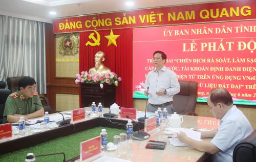 Chủ tịch UBND tỉnh An Giang Hồ Văn Mừng yêu cầu lãnh đạo sở, ngành, Chủ tịch UBND cấp xã tập trung tuyên truyền để mỗi cán bộ, người dân là một chiến sĩ trên mặt trận chuyển đổi số