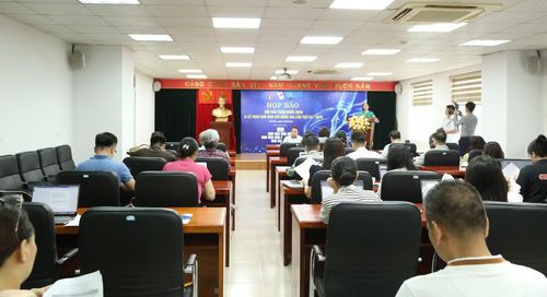Đông đảo phóng viên các cơ quan báo chí tham dự buổi họp báo.