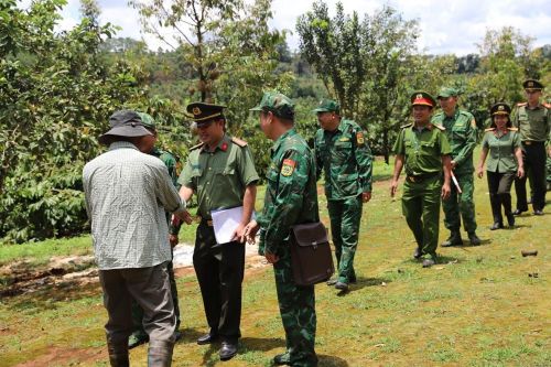 Công an ở cơ sở phối hợp với lực lượng chức năng thăm hỏi nhân dân vùng biên giới.
