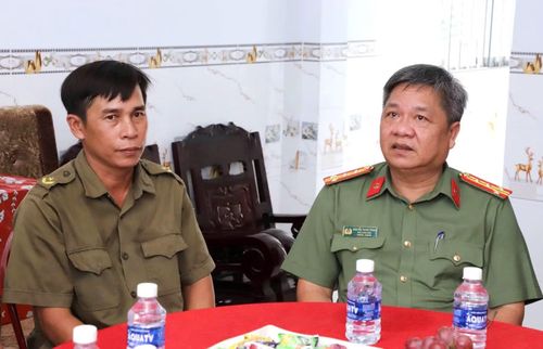 Đồng chí Phạm Văn Mạnh (bìa trái) cho biết có căn nhà mới, bản thân yên tâm công tác và chăm lo phát triển kinh tế gia đình.