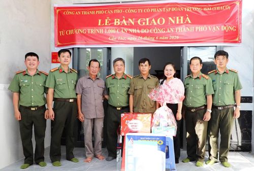 Lãnh đạo Công an TP Cần Thơ; Ủy ban Mặt trận Tổ quốc và Công an phường Sóc Trăng tặng quà chúc mừng gia đình đồng chí Phạm Văn Mạnh.