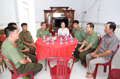 Đông đảo lực lượng tham gia bảo vệ ANTT ở cơ sở phường Sóc Trăng đến tham dự lễ bàn giao nhà và chúc mừng đồng chí Phạm Văn Mạnh.