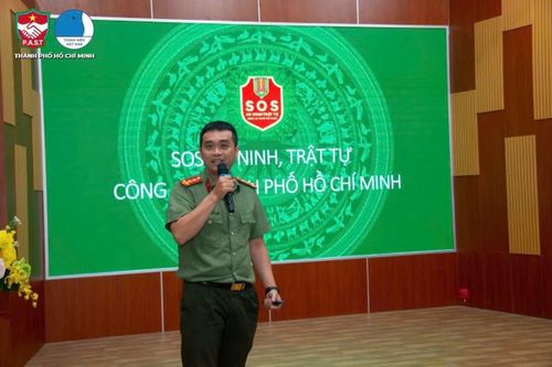 Công an hướng dẫn hơn 400 sinh viên Trường Đại học Khoa học Tự nhiên cài đặt thành công ứng dụng “SOS An ninh trật tự”.