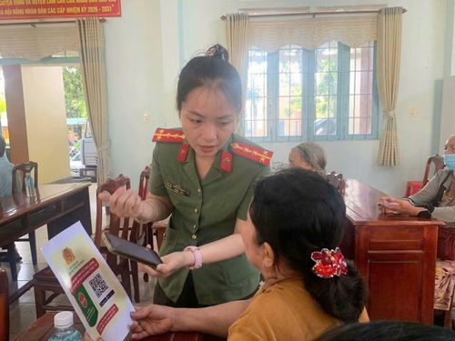 Công an phường Tây Nam trực tiếp hướng dẫn người dân cài đặt app "SOS An ninh trật tự".