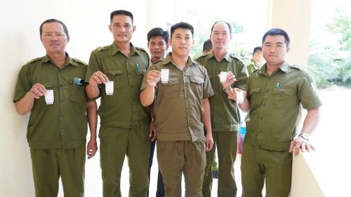 Công an xã Châu Pha và lực lượng tham gia bảo vệ an ninh trật tự ở cơ sở gương mẫu tổ chức xét nghiệm chất ma túy.