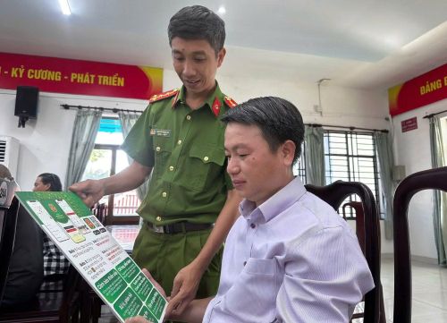 Công an phường An Phú hướng dẫn chủ doanh nghiệp, chủ nhà trọ cài đặt ứng dụng “SOS An ninh trật tự” và “Báo cháy 114”.