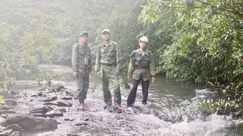 Người dân xã Trường Sơn tham gia tuần tra, bảo vệ rừng.