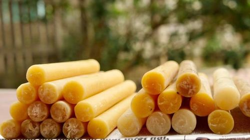 Nến được làm từ sáp ong.