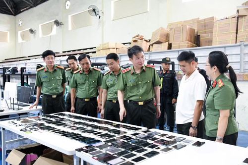 Thiếu tướng Nguyễn Minh Tuấn, Giám đốc Công an tỉnh Phú Thọ cùng các đồng chí Phó Giám đốc Công an tỉnh kiểm tra tang vật thu giữ.