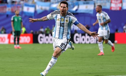Messi cũng là cầu thủ thực hiện cú sút hợp lệ duy nhất trong 30 phút đầu trận. (Ảnh: Reuters)