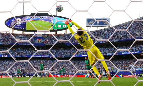 Thủ môn Luca Zidane - con trai Zinedine Zidane - chạm được bóng nhưng không thể cứu thua. (Ảnh: Reuters)