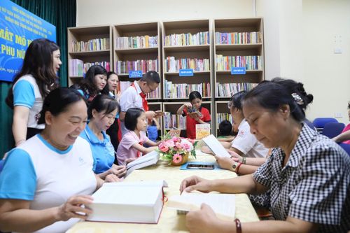 “Thư viện - Tủ sách phụ nữ và trẻ em” thu hút đông đảo độc giả ngay ngày đầu ra mắt. Ảnh: PV