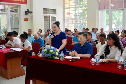 Nhiều kiến nghị dân sinh được cử tri nêu tại hội nghị tiếp xúc cử tri của HĐND phường Thanh Xuân. Ảnh: Tùng Lâm