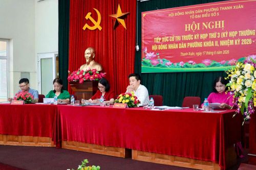 Bí thư Đảng ủy, Chủ tịch HĐND phường Thanh Xuân Nguyễn Huy Cường cùng Tổ đại biểu số 5 tiếp xúc cử tri. Ảnh: Tùng Lâm