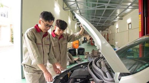 Học nghề được tổ chức rất sớm, bài bản và có lộ trình rõ ràng từ cấp học phổ thông. Ảnh: HHT