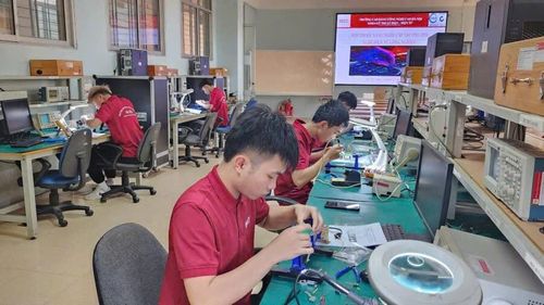Thực hành nghề tại Trường Cao đẳng Công nghệ cao Hà Nội. Ảnh: HHT