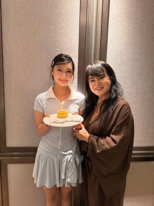 Cherry vui vẻ chụp hình bên bà ngoại. Mẹ của Minh Hà - bà Như Ý sinh năm 1958, là giáo viên đã nghỉ hưu.
