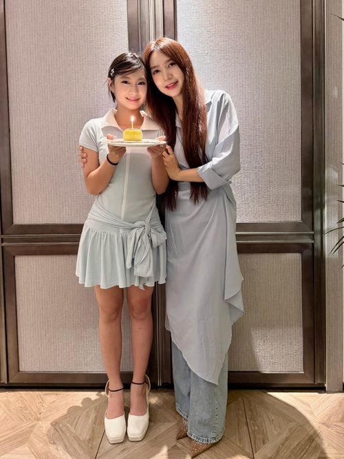Trong bức ảnh chụp chung của Minh Hà và Cherry, nhiều khán giả khen hai mẹ con trông 'đẹp đều', giống nhau như hai chị em. Theo Minh Hà, con gái sống tình cảm, có tính cách năng động. Cô bé thích học nhảy, đóng phim, làm những công việc nghệ thuật. Trước đây, Cherry từng tham gia diễn xuất trong phim "Lật mặt 8" do Lý Hải - Minh Hà làm đạo diễn và sản xuất.