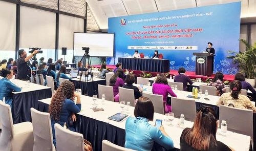 Đại hội thảo luận tại Trung tâm sáng 17/6.