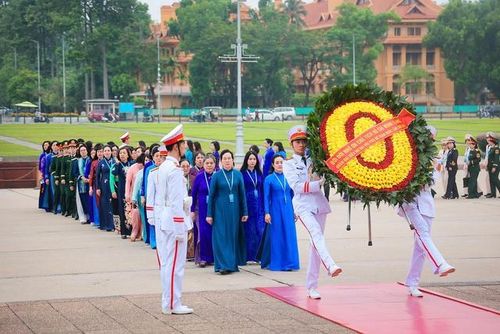 Đoàn đại biểu dự Đại hội đại biểu Phụ nữ toàn quốc lần thứ XIV đến đặt vòng hoa và vào Lăng viếng Chủ tịch Hồ Chí Minh.