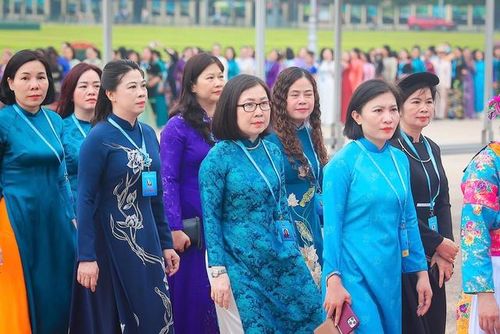 Đoàn đại biểu dự Đại hội đại biểu Phụ nữ toàn quốc lần thứ XIV vào Lăng viếng Chủ tịch Hồ Chí Minh.
