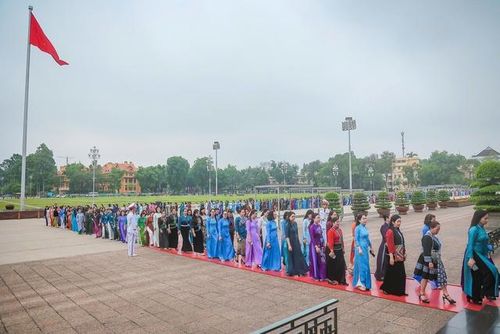 Đoàn đại biểu dự Đại hội đại biểu Phụ nữ toàn quốc lần thứ XIV tưởng nhớ Chủ tịch Hồ Chí Minh.